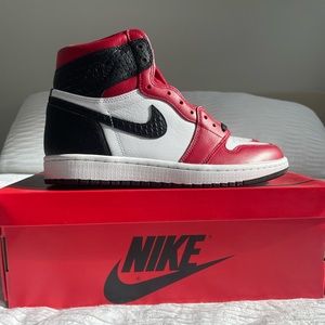 Jordan 1 Retro High Satin Snake Chicago